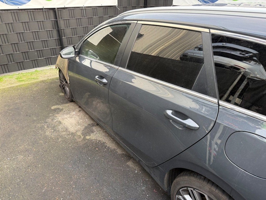 PORTIER LINKS ACHTER Ceed Sportswagon (CDF) (|77003J7200|), Deur, Info@kia.de, Theodor-Heuss-Allee 11
60486  Frankfurt am Main, DE