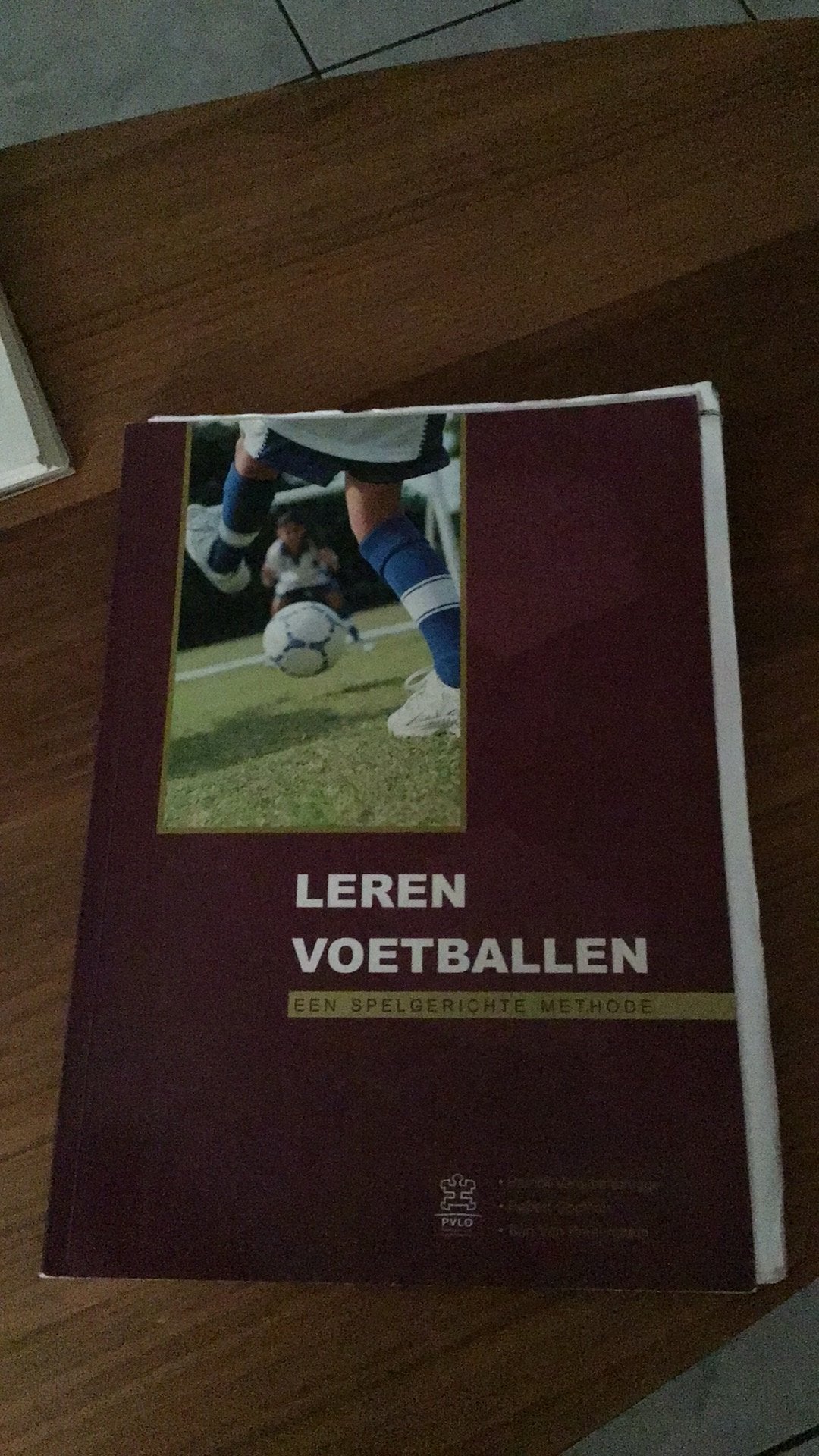 Leren voetballen , een spelgerichte methode, Ophalen of Verzenden, Zo goed als nieuw