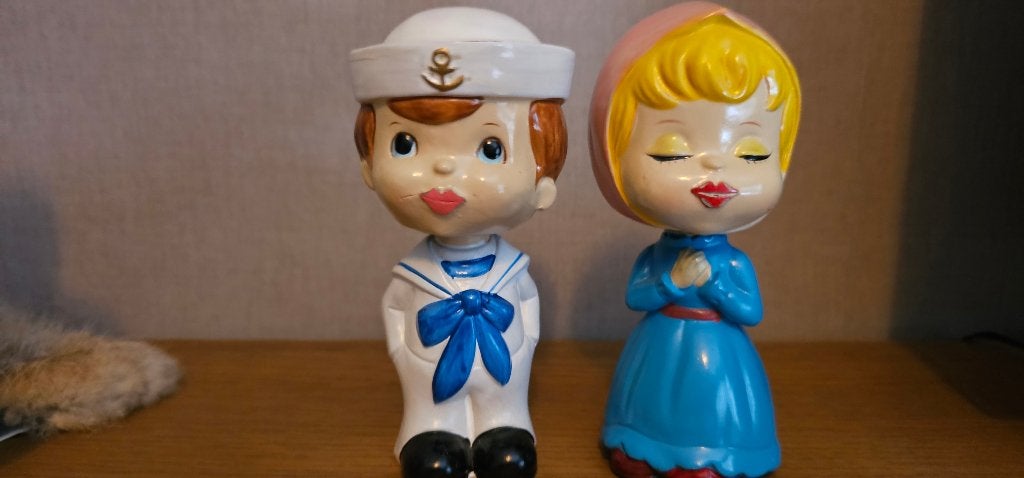 antiek speelgoed, 2 poppetjes, magnetisch wiebelend hoofd., Ophalen