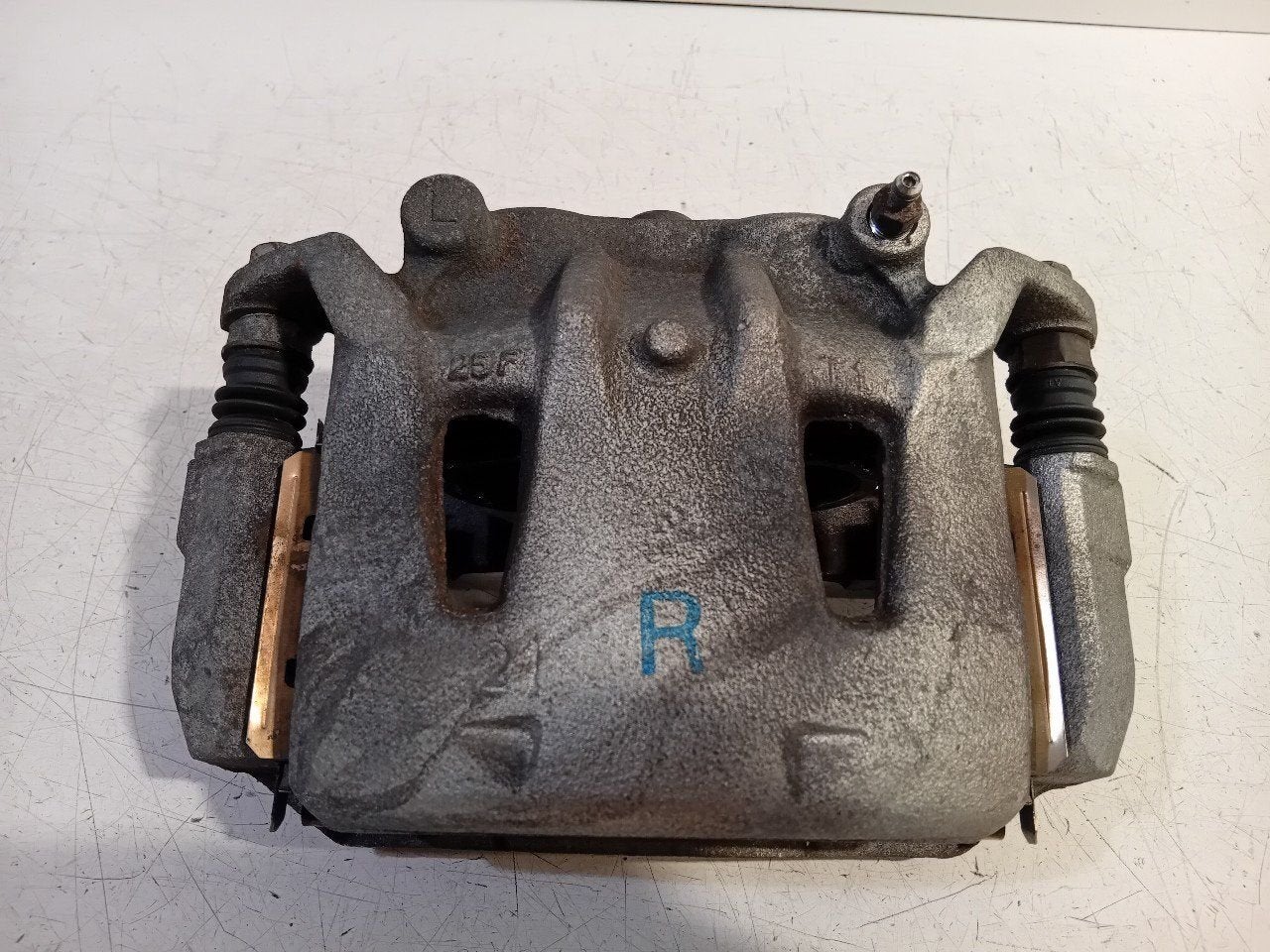Remklauw links voor Nissan Leaf, Onderdelen@venauto.nl, Van der Ven Autorecycling B.V., Ettenseweg 76, 4706 PB Roosendaal, The Netherlands