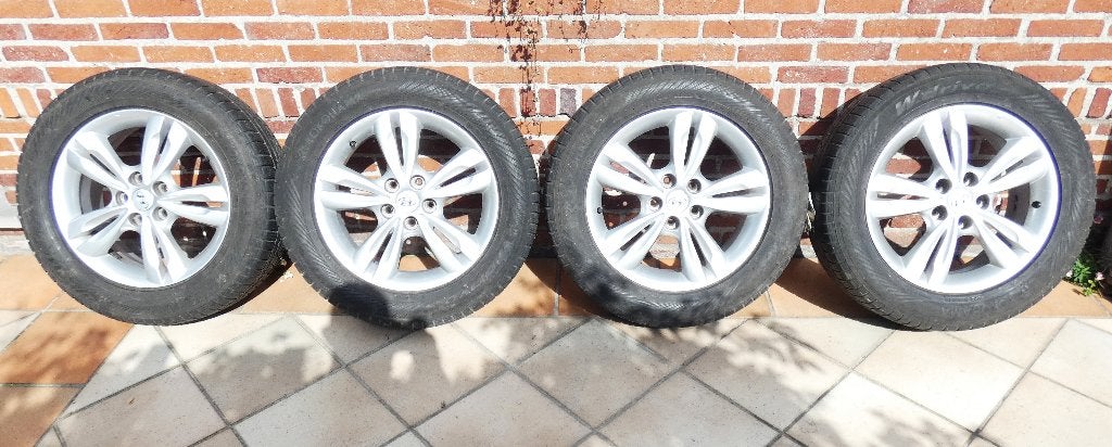 Hyundai ix 35/Tucson - 4 pneus d'hiver + jantes - 225/60/17, Autos : Pièces & Accessoires, Pneus et Jantes, Pneus hiver, 17 pouces