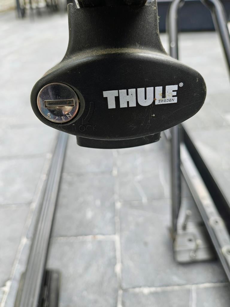 Barre de toit universelle Thule avec porte vélo, Enlèvement