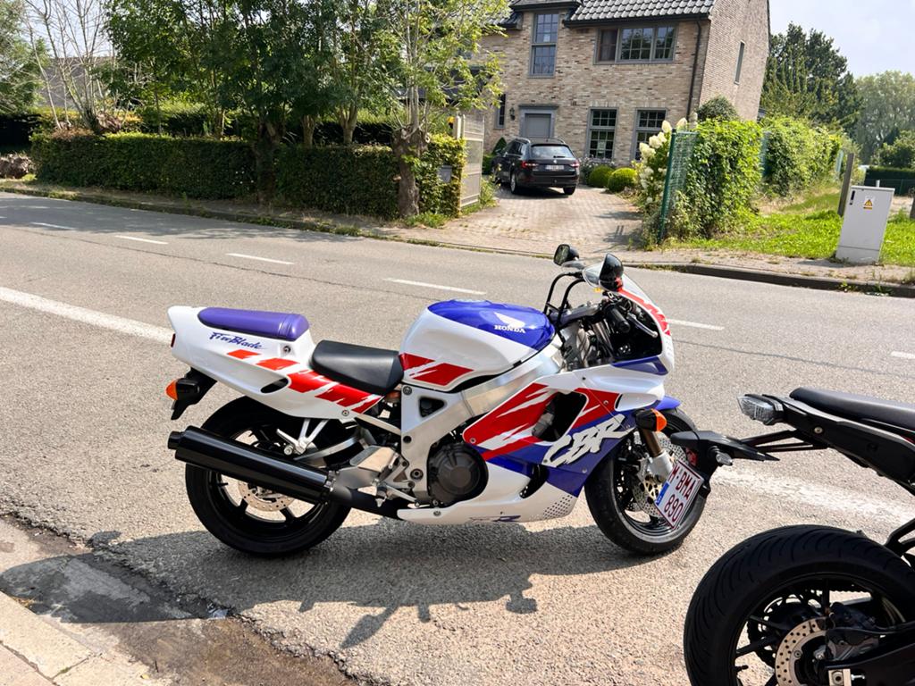 Honda SC28 Fireblade CBR900, Bedrijf
