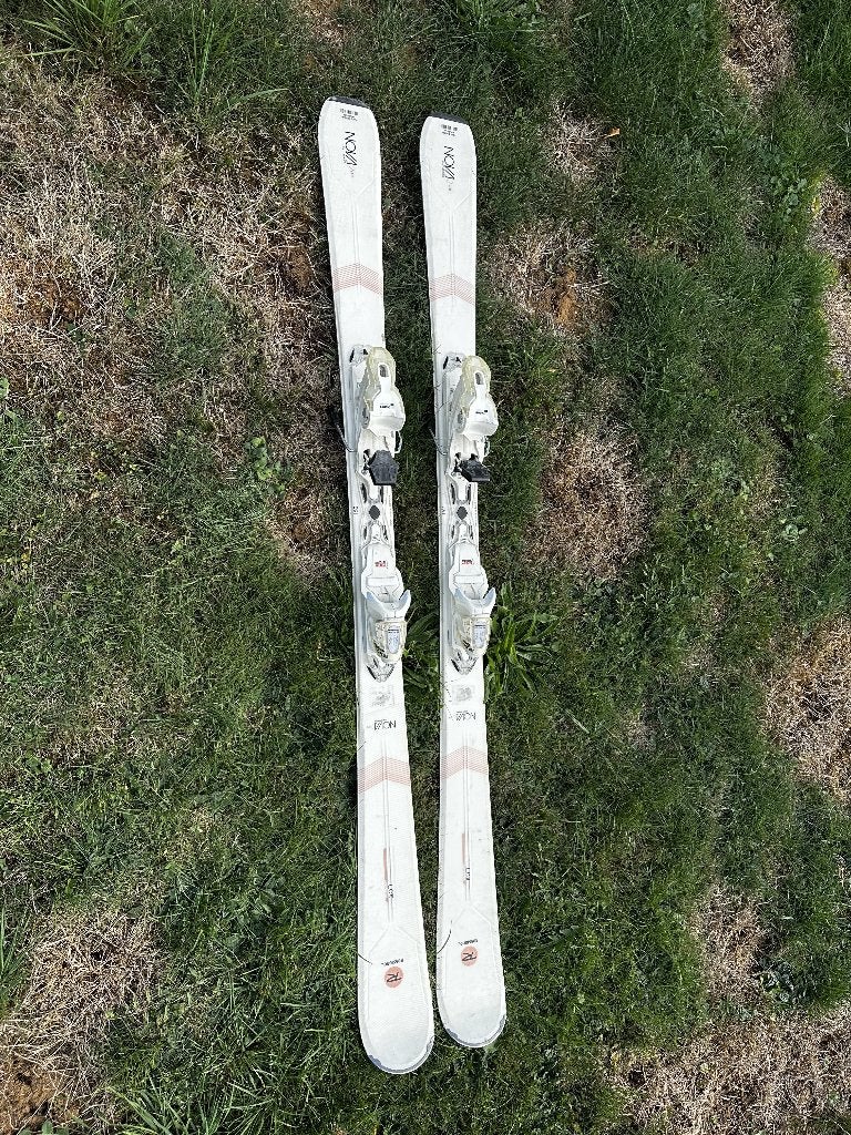 Ski Débutants Rossignol blancs + bâtons, Rossignol, 140 à 160 cm, Enlèvement, Utilisé