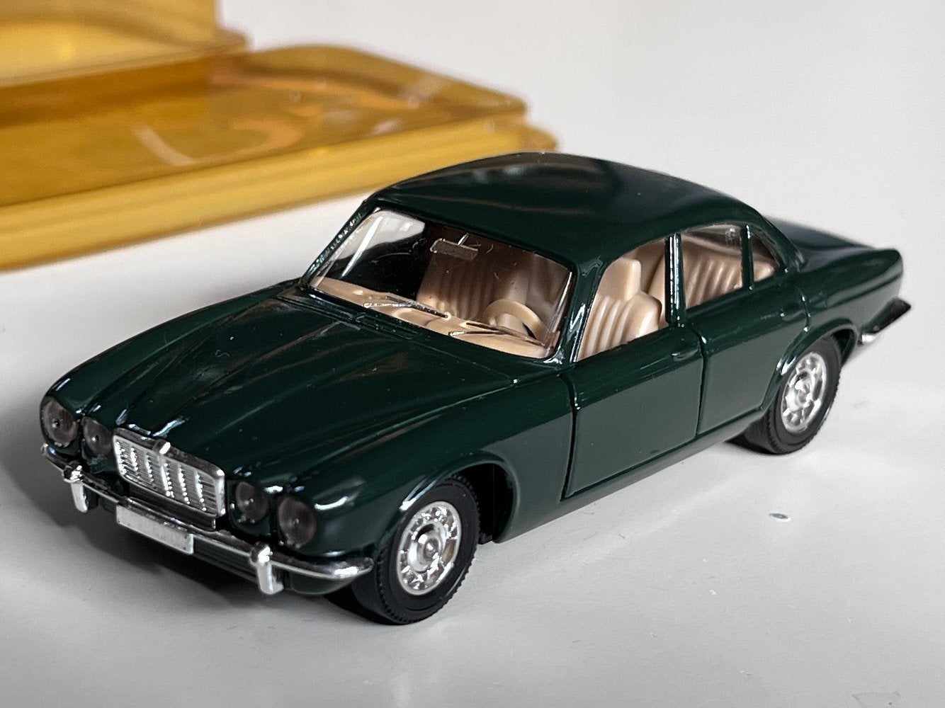 1/43 Jaguar XK12. SOLIDO, Hobby & Loisirs créatifs, Enlèvement, Comme neuf, Voiture, Solido