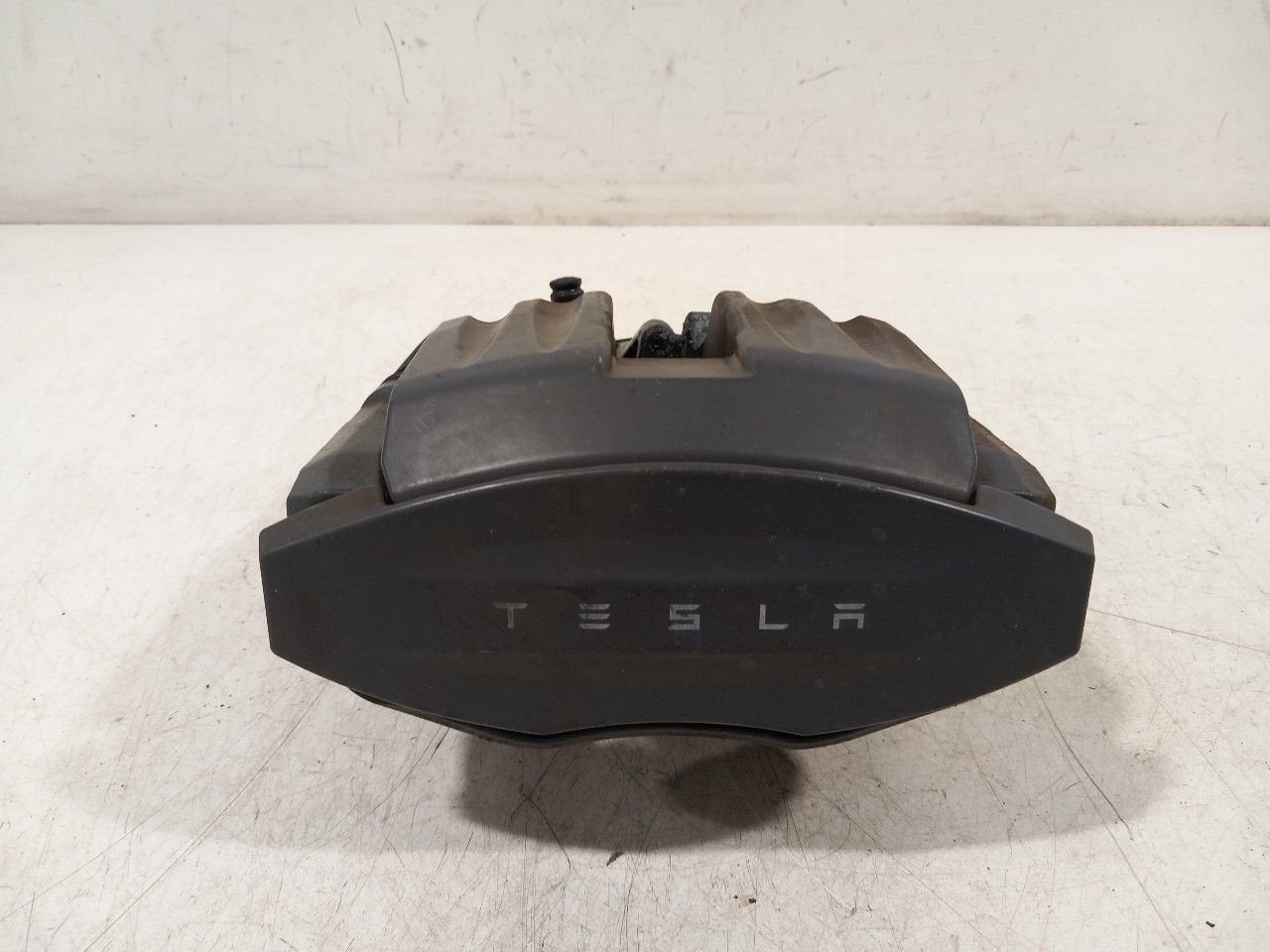 Remklauw links achter Tesla Model S, Onderdelen@venauto.nl, Van der Ven Autorecycling B.V., Gebruikt, Ettenseweg 76, 4706 PB Roosendaal, The Netherlands