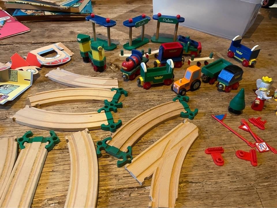 Petit train en bois Babar et des amis, Enlèvement ou Envoi, Comme neuf, Jouet à Pousser ou Tirer