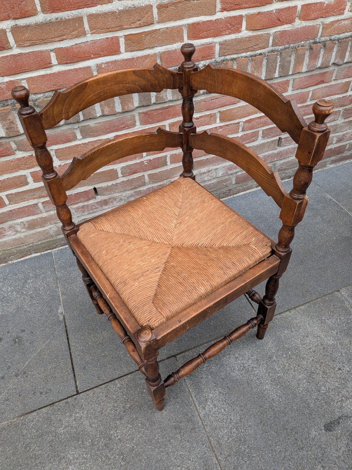 Chaise d'angle ancienne avec assise en osier, Enlèvement