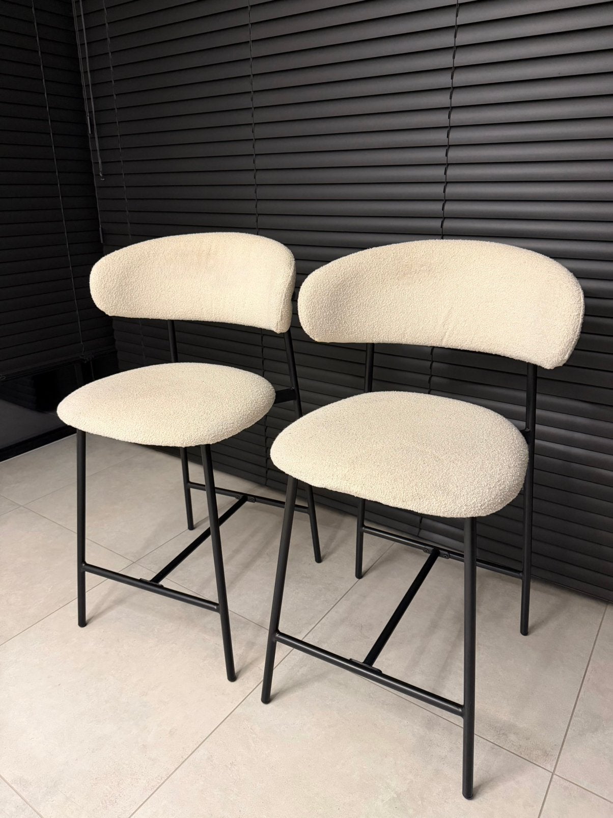 2 barstoelen Beige bouclé stof met zwart onderstel., Enlèvement, Utilisé
