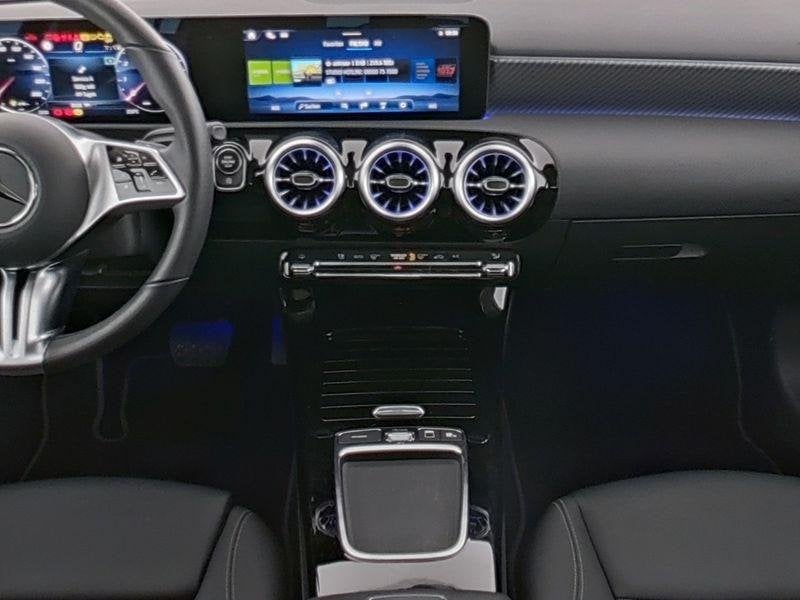 Mercedes-Benz A-Klasse 180 Hatchback Luxury Line | Smartphon, 100 kW, Achat, 1440 kg, Euro 6