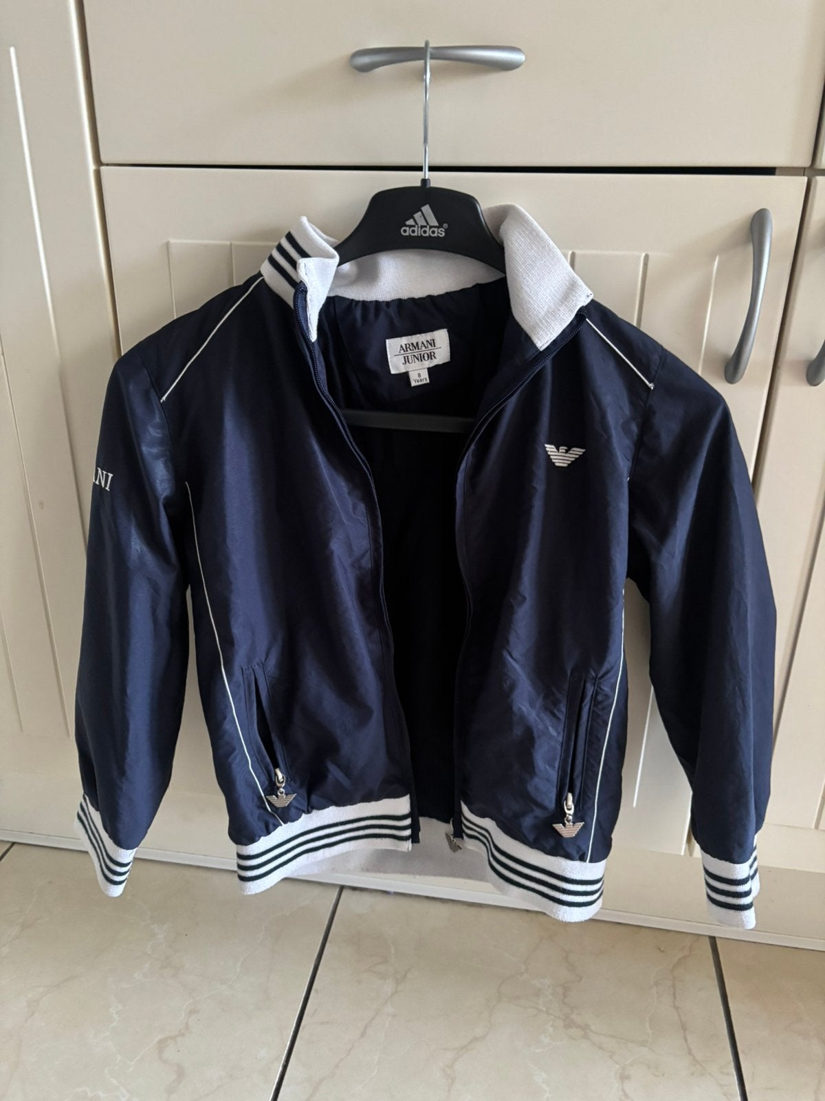 Armani Junior trainingsjack, Enfants & Bébés, Paquets de vêtements pour enfants, Enlèvement, Comme neuf