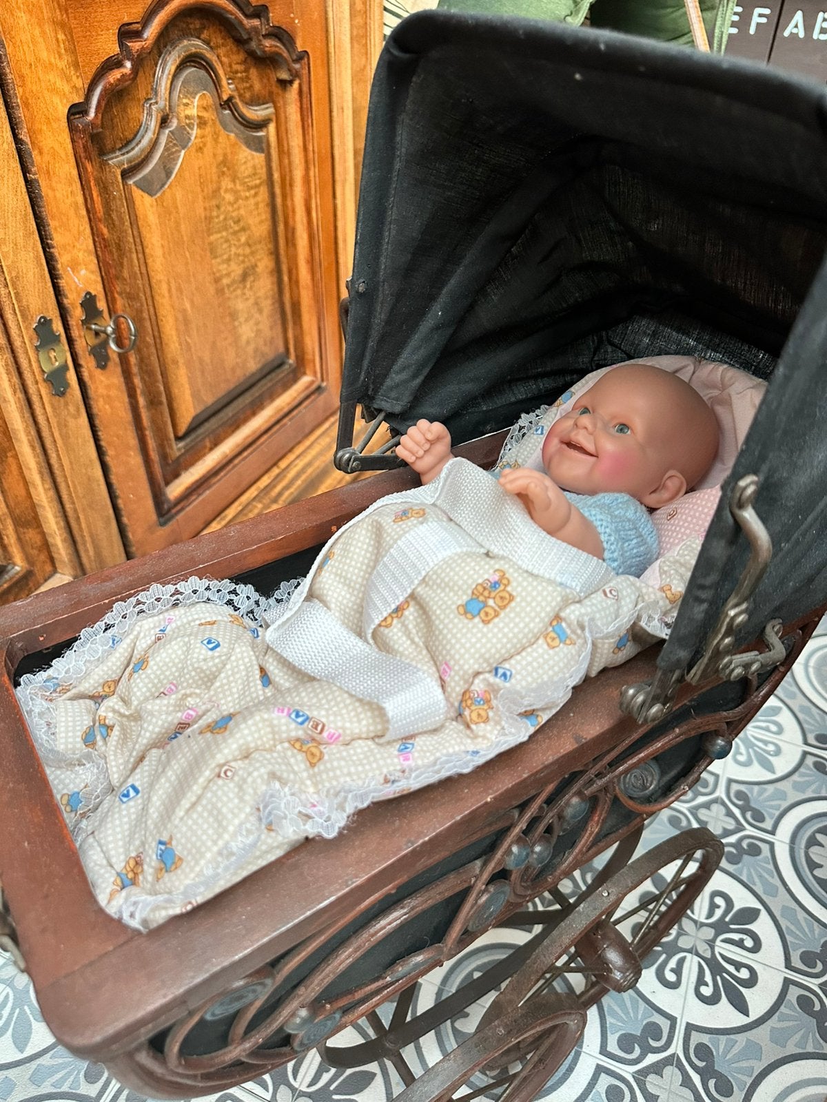 Poppenwagen met POP, Ophalen