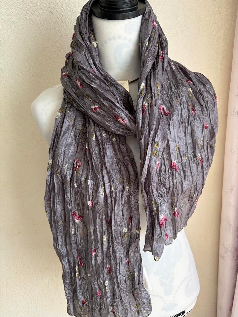 Foulard plissé avec joliea broderie C&A, Vêtements | Femmes, Bonnets, Écharpes & Gants, Enlèvement ou Envoi, Comme neuf