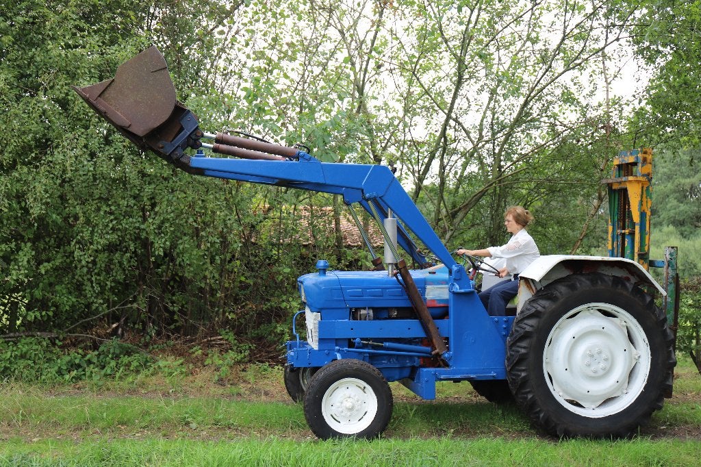 Tractor Ford 4000 met frontlader en drievoudige hefmast, Articles professionnels, Enlèvement, Oldtimer/Ancêtre, Ford