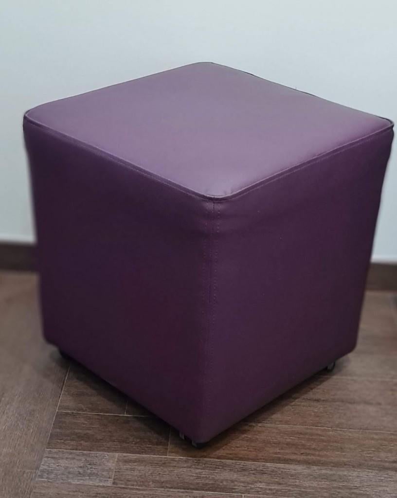 Kubus poef op wielen – paars, Huis en Inrichting, Minder dan 50 cm, Design, Vierkant, Minder dan 50 cm