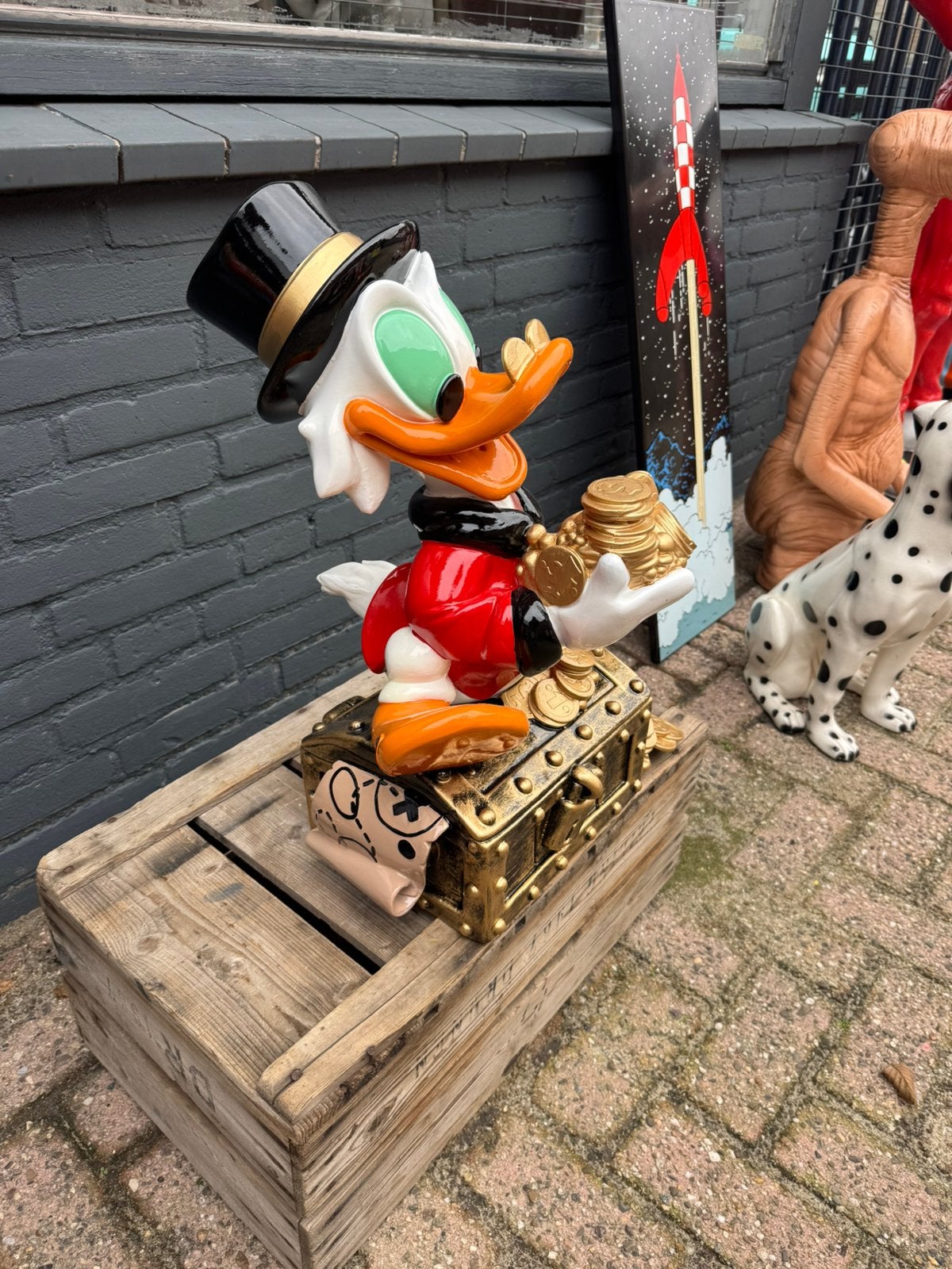 Disney Scroodge beeld op Schatskist, Verzamelen, Ophalen, Gebruikt, Beeldje of Figuurtje, .
