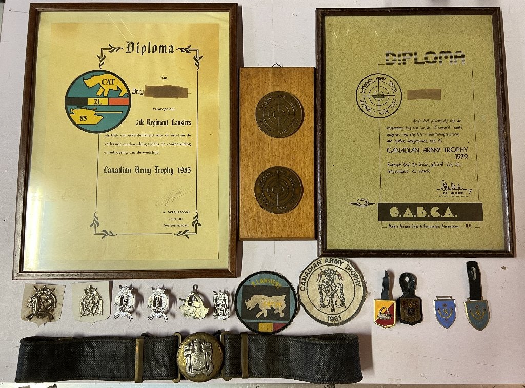 Militaria - lot Canadian Army Trophy - Lansiers - kentekens, Ophalen of Verzenden, Landmacht, Embleem of Badge