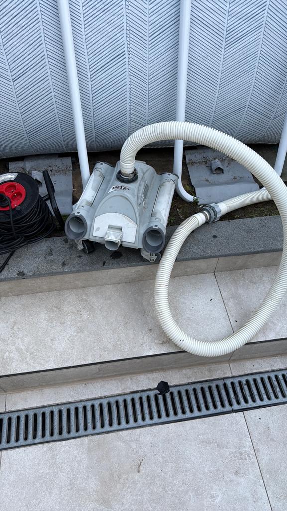 Intex zwembadrobot met ongeveer 6a7 m darm, Ophalen, Zo goed als nieuw