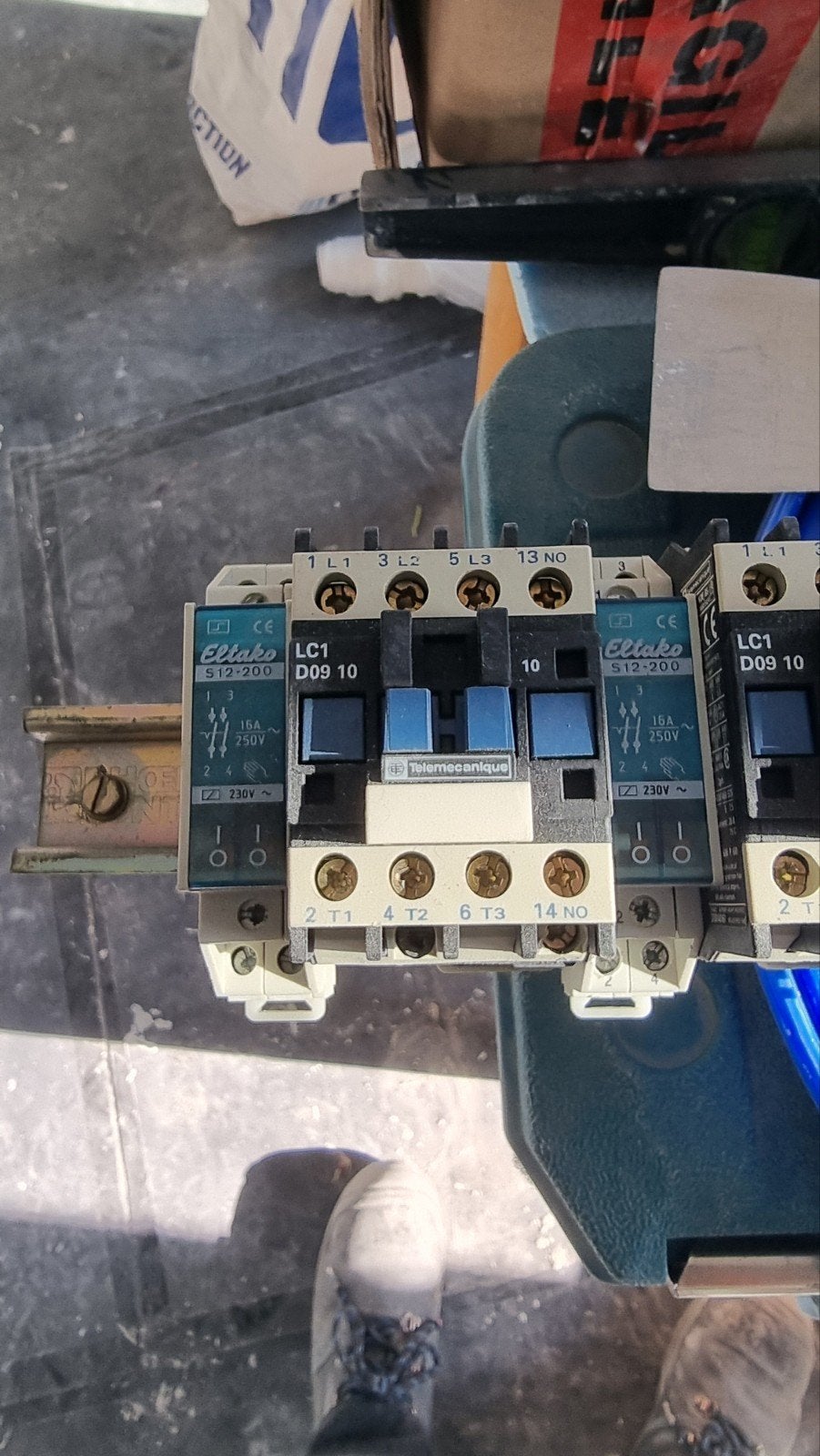 Relais +eltako op 230v, Ophalen