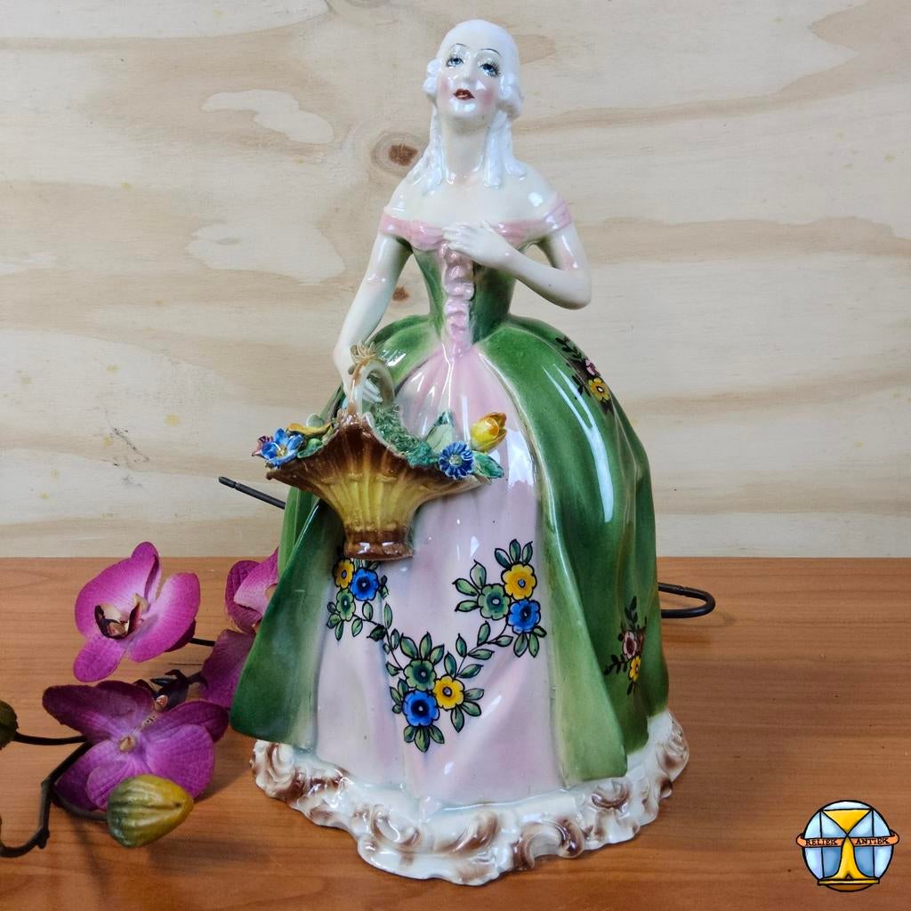 Antiek Itiliaans Porseleinen Rococo beeldje vrouw en bloemen, Antiek en Kunst, Ophalen of Verzenden