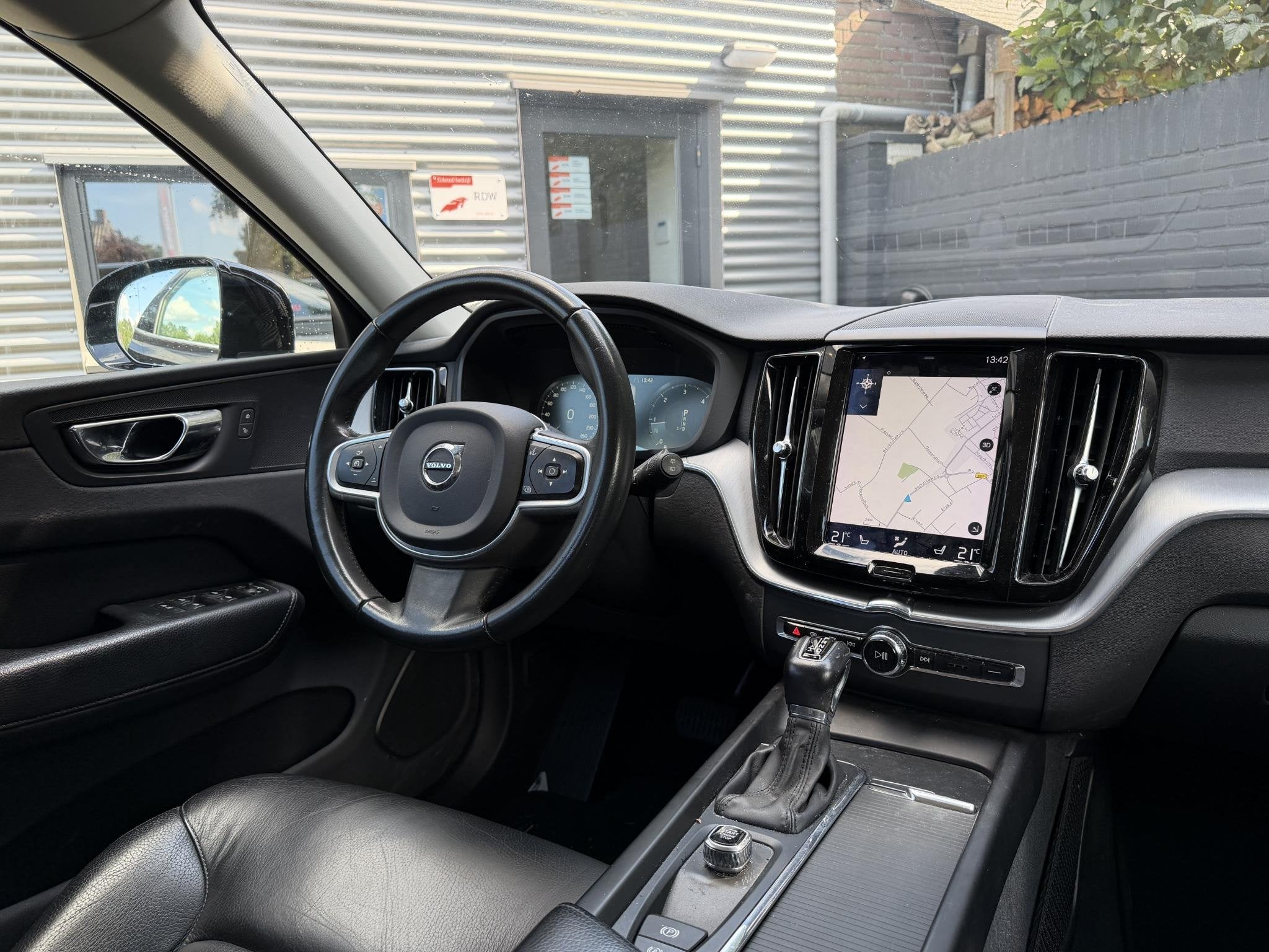 Volvo XC60 2.0 D4 Momentum | Camera | Navigatie | Lederen Be, Gebruikt, 4 cilinders, Zwart, Leder