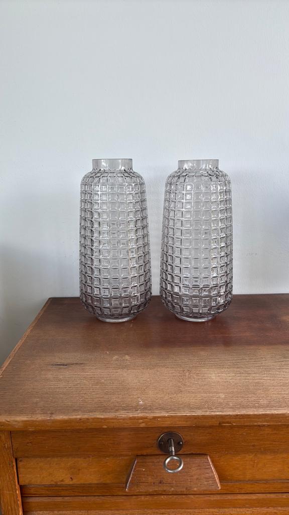 2 design vazen met kubus motief fumé kleur glas, Huis en Inrichting, Woonaccessoires | Vazen, Gebruikt, Glas, Ophalen