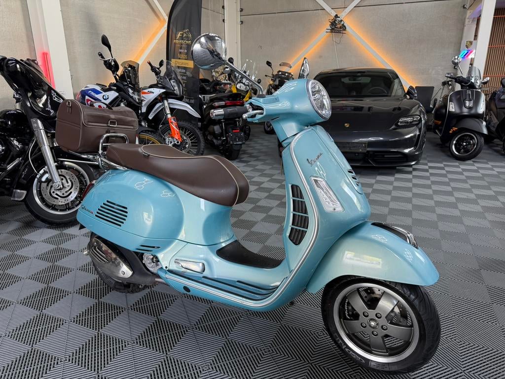 VESPA GTS 300 * GARANTIE * SPECIALE EDITIE, Fietsen en Brommers, Scooters | Vespa, Ophalen, 300 cc, Zo goed als nieuw, W