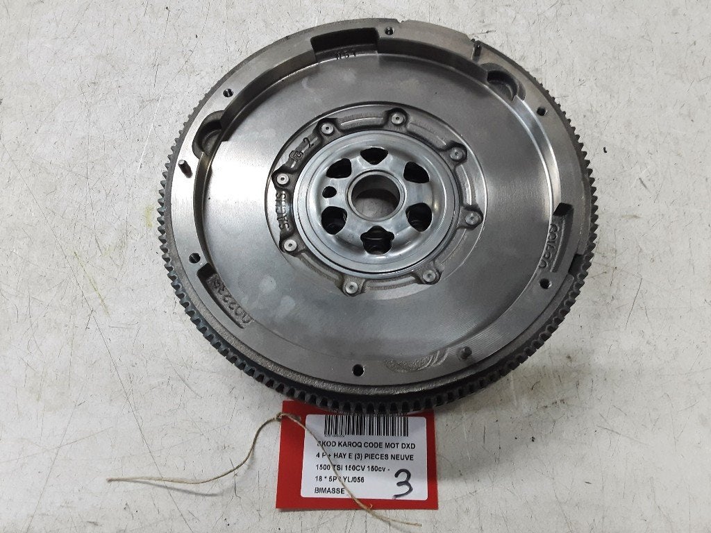 VOLANT MOTEUR BI-MASSE Skoda Karoq (01-2017/-) (05E105266B), Mevr. I. Hauben, Utilisé, Skoda, Rue de l'Espoir 34 34
4030  GRIVEGNÉE, BE