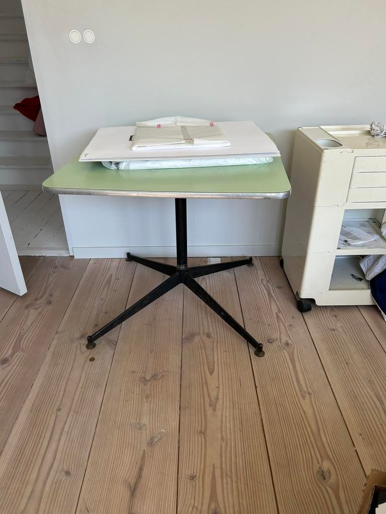 Pistachegroen Vintage tafeltje, Elektronische apparatuur, Strijkijzers en Strijkplanken, Ophalen, Zo goed als nieuw