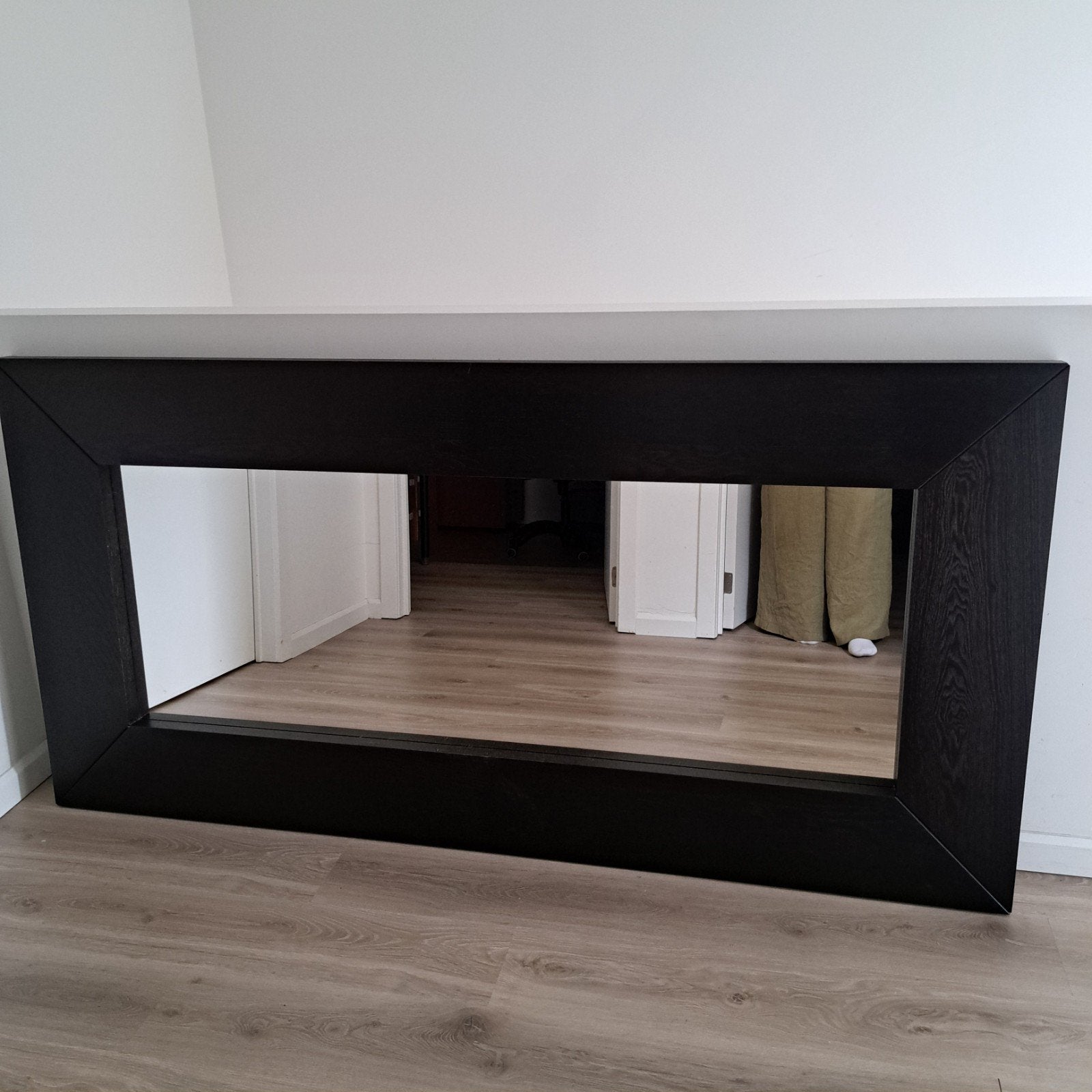 Heel mooie grote spiegel met brede houten rand, Huis en Inrichting, Woonaccessoires | Spiegels, Ophalen, Zo goed als nieuw, 75 tot 100 cm