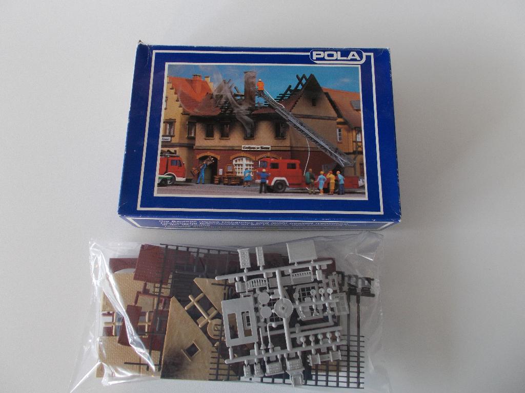 MAISON EN FEU - POLA - 1:87, Envoi, Neuf, Courant continu ou Courant alternatif, Pont, Tunnel ou Bâtiment