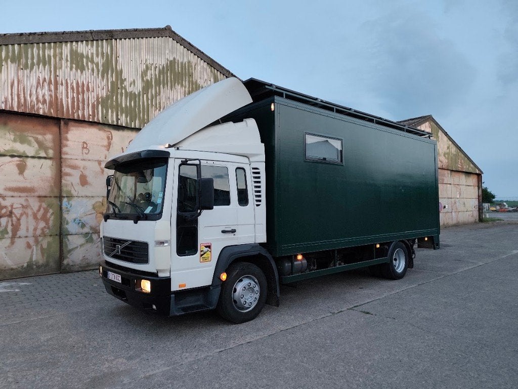 CAMION VOLVO FL6H AMENAGE Full options - 145.000 km, Caravanes & Camping, Camping-cars, Siège standard, Boîte manuelle, 8 à 9 mètres