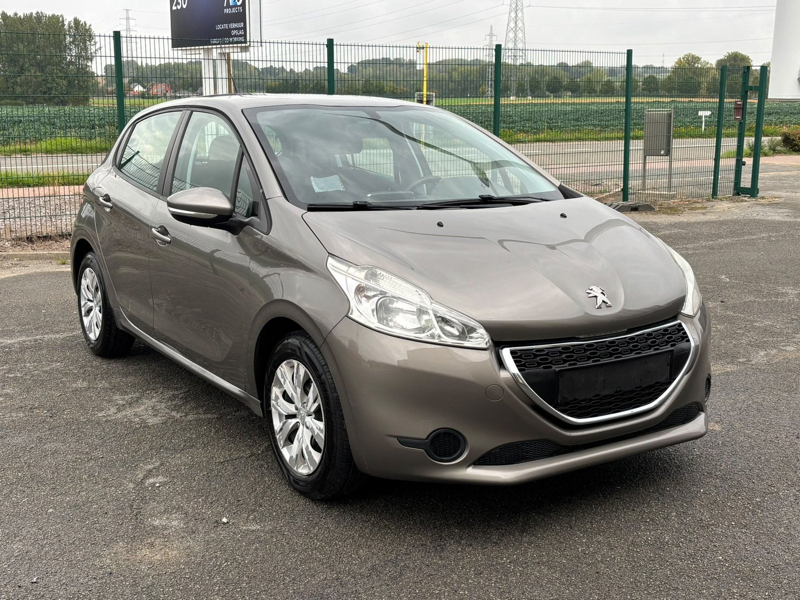 Peugeot 208 1.2 essence gps airco avec ct, Auto's, https://public.car-pass.be/vhr/102171cb-fa8d-407f-9076-b0761d5bca83, Zwart