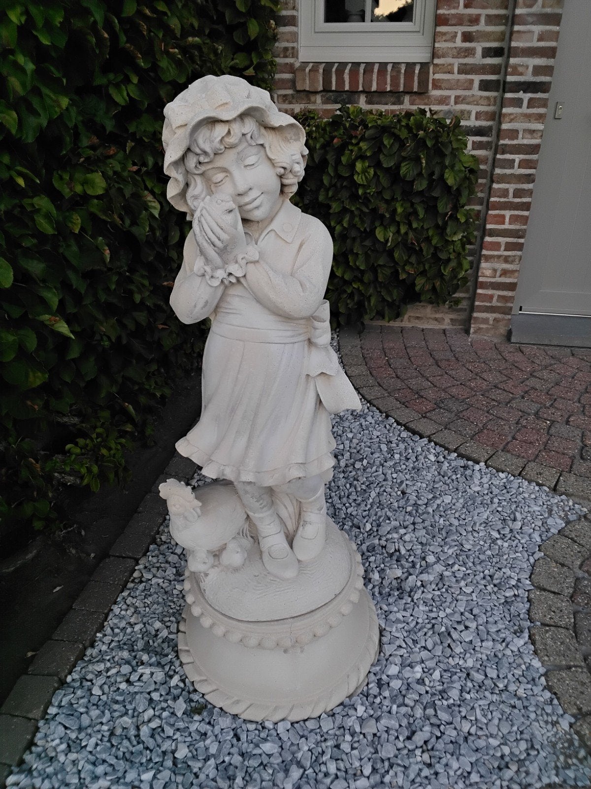 Mooi tuinbeeld,  meisje met kippen, Ophalen, Beton