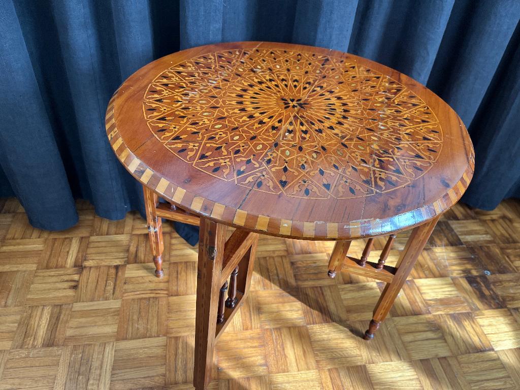 Table marocaine pliante en marqueterie, Enlèvement