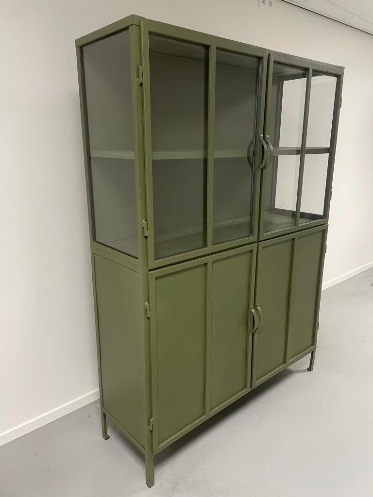 vitrinekast metaal exclusief groen-glas130 br actie Voorraad, Huis en Inrichting, 100 tot 150 cm, Nieuw, Ophalen of Verzenden