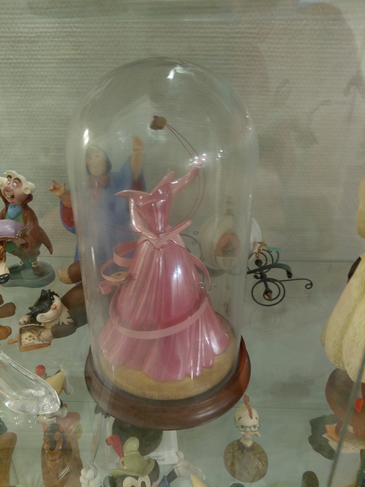roze jurk van assepoester. 
de stolp hebben wij zelf gekocht, Ophalen