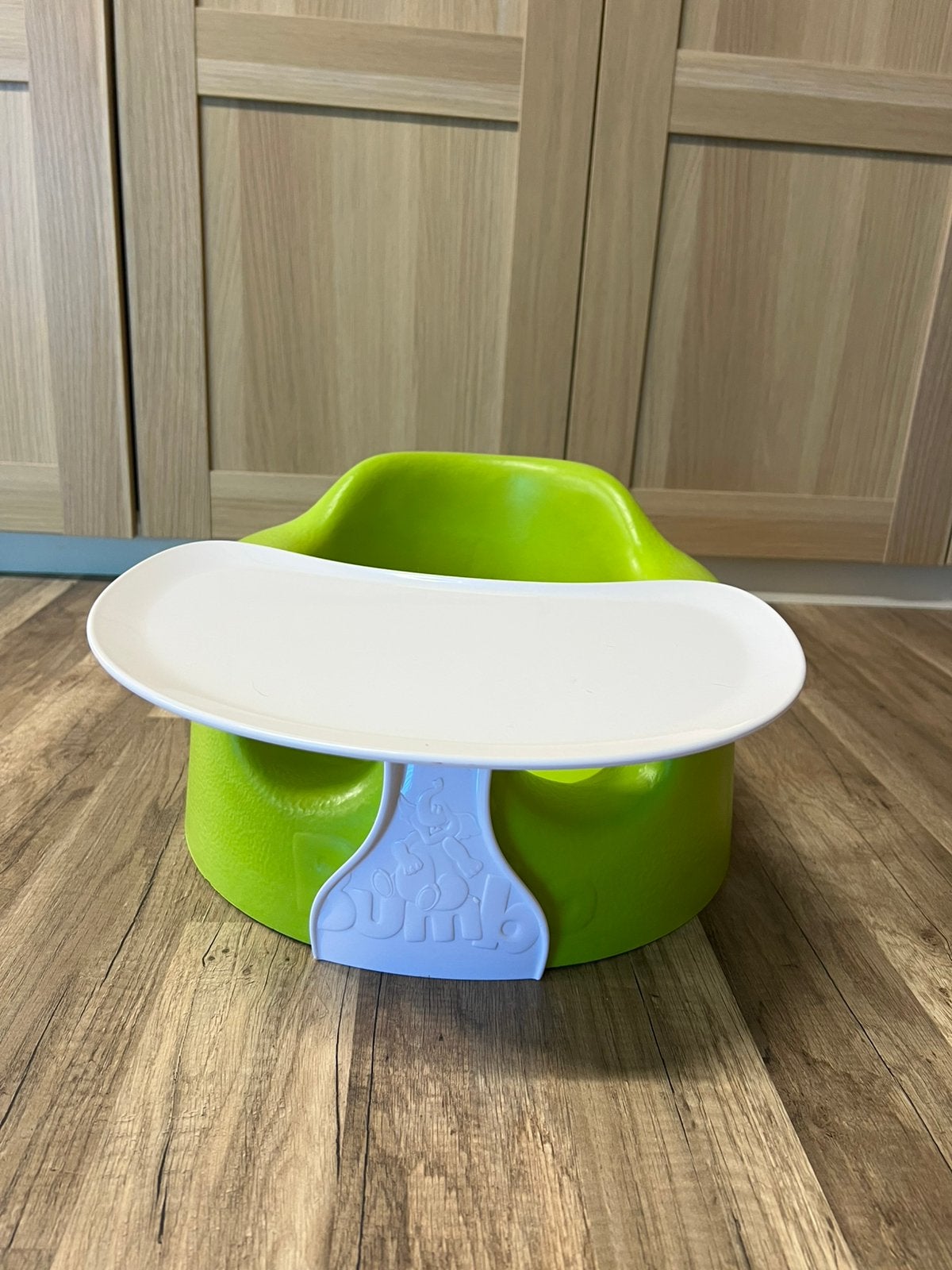 Bumbo seat met tafeltje, Huis en Inrichting, Woonaccessoires | Etagères, Ophalen, Zo goed als nieuw