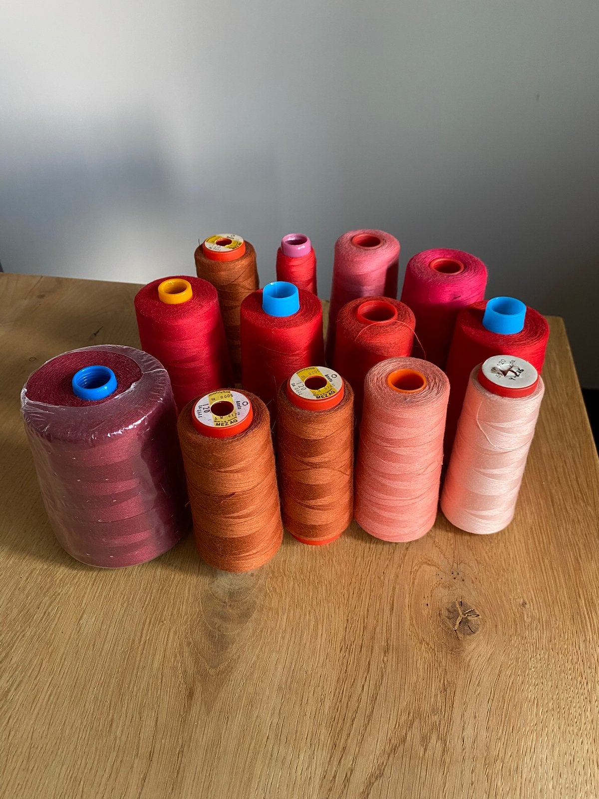 Partij rood/roze lockgaren, Hobby & Loisirs créatifs, Enlèvement, Comme neuf