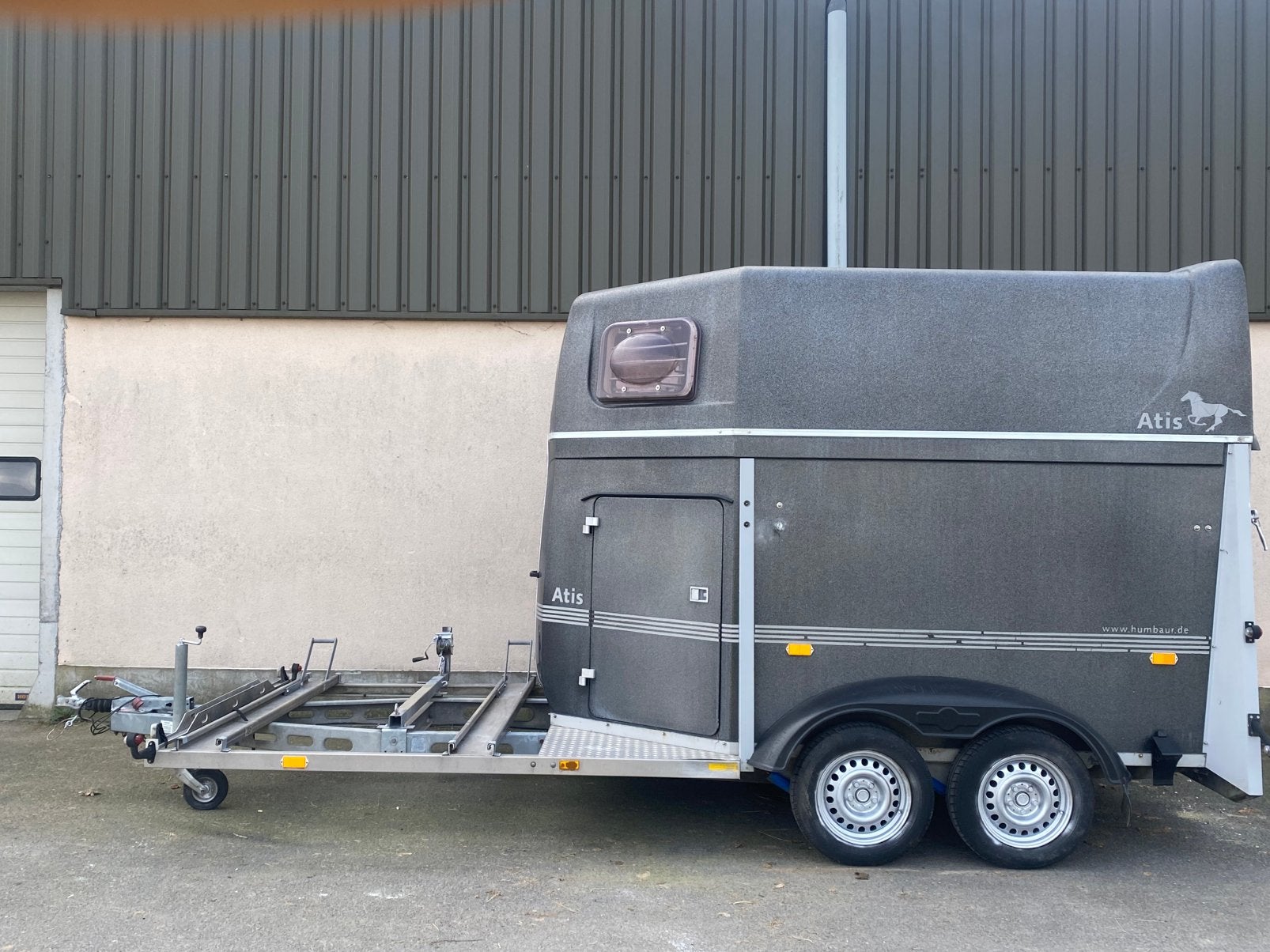 PAARDENTRAILER MET KOETSPLATEAU POLYESTER, Ophalen, Zo goed als nieuw, Polyester, 2-paards trailer
