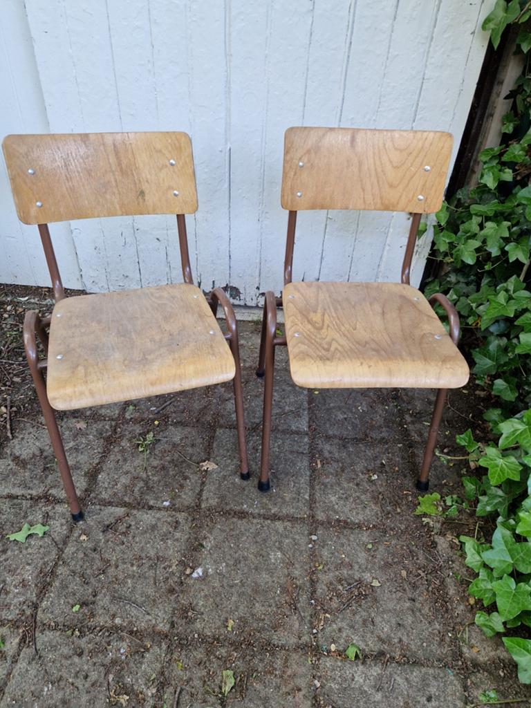 Oude schoolstoelen, Ophalen