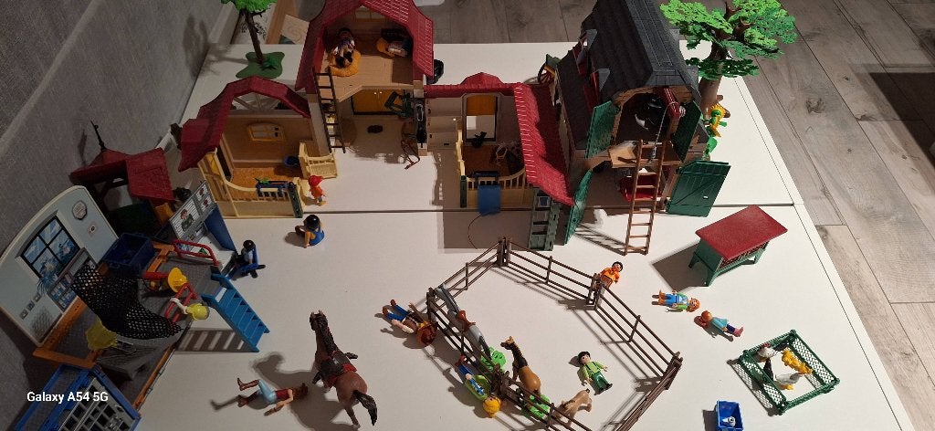 Playmobile stal + schuur+ politiebureau, Ophalen, Zo goed als nieuw