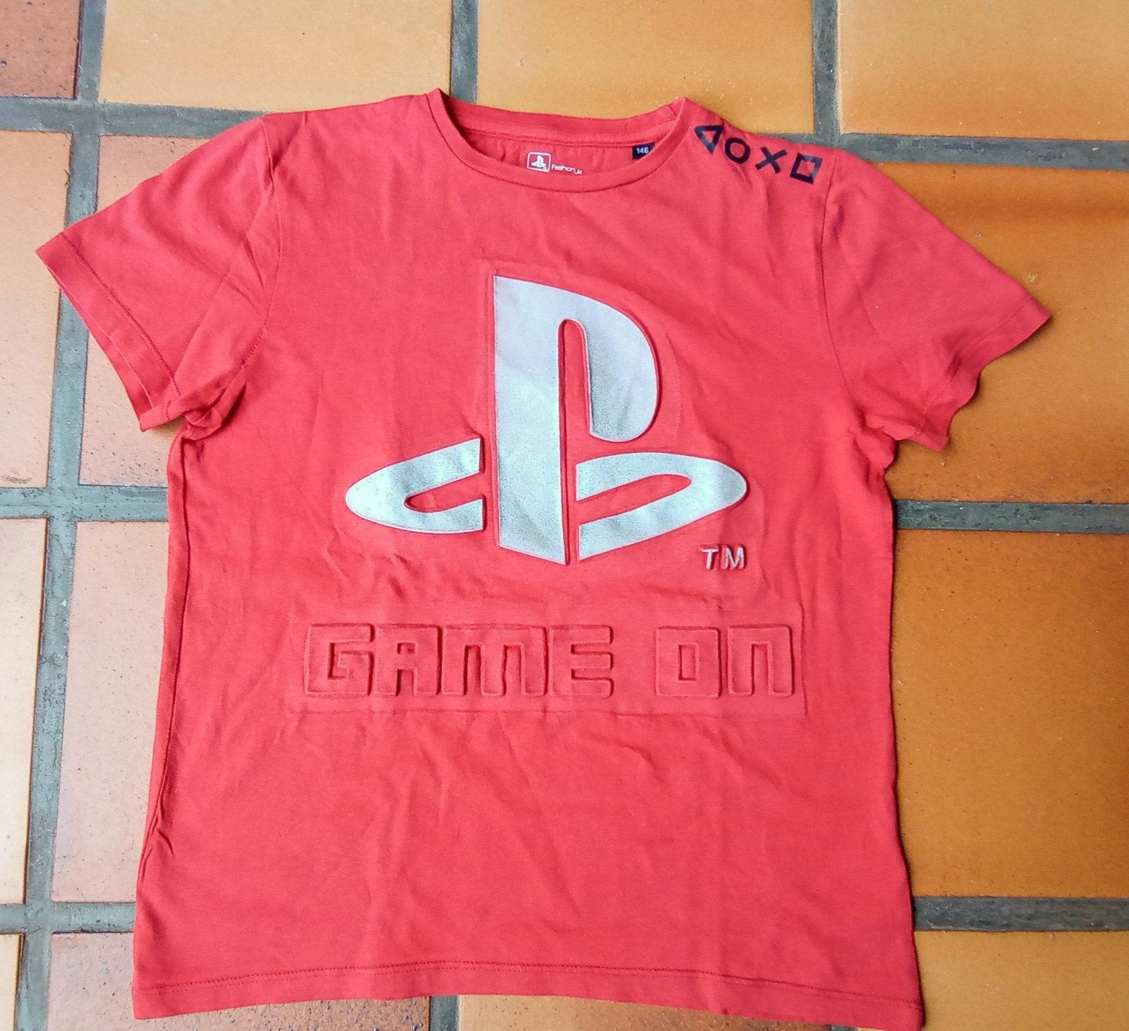 T-shirt Playstation M146, Kinderen en Baby's, Kinderkleding | Maat 146, Playstation, Ophalen of Verzenden, Zo goed als nieuw, Shirt of Longsleeve
