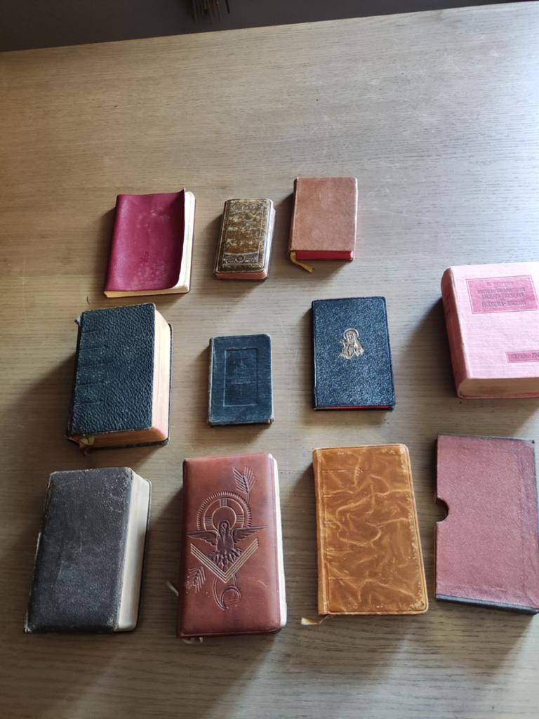 Livres liturgiques et dictionnaire anglais-français, Enlèvement