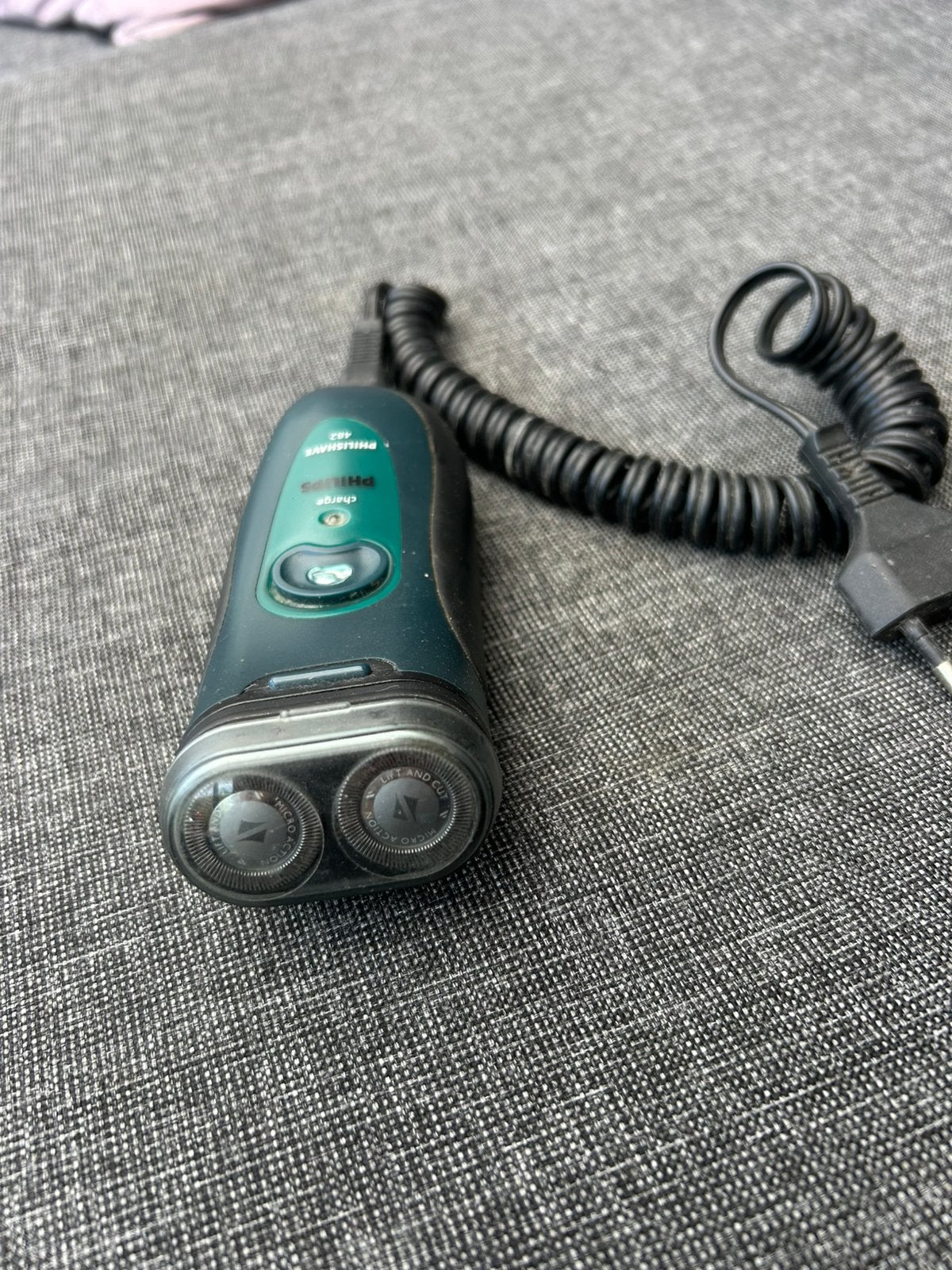 Philips oplaadbaar elektrisch scheerapparaat met 2 koppen, Elektronische apparatuur, Persoonlijke Verzorgingsapparatuur, Ophalen of Verzenden