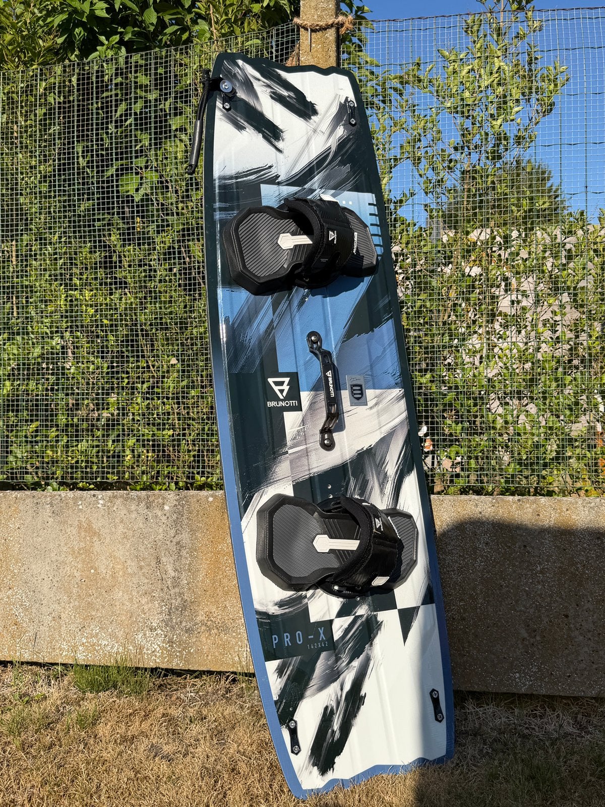 Brunotti Pro-X 14242 Kiteboard + Bindingen, Watersport en Boten, Kitesurfen, Ophalen, Twintip, Kiteboard, Zo goed als nieuw