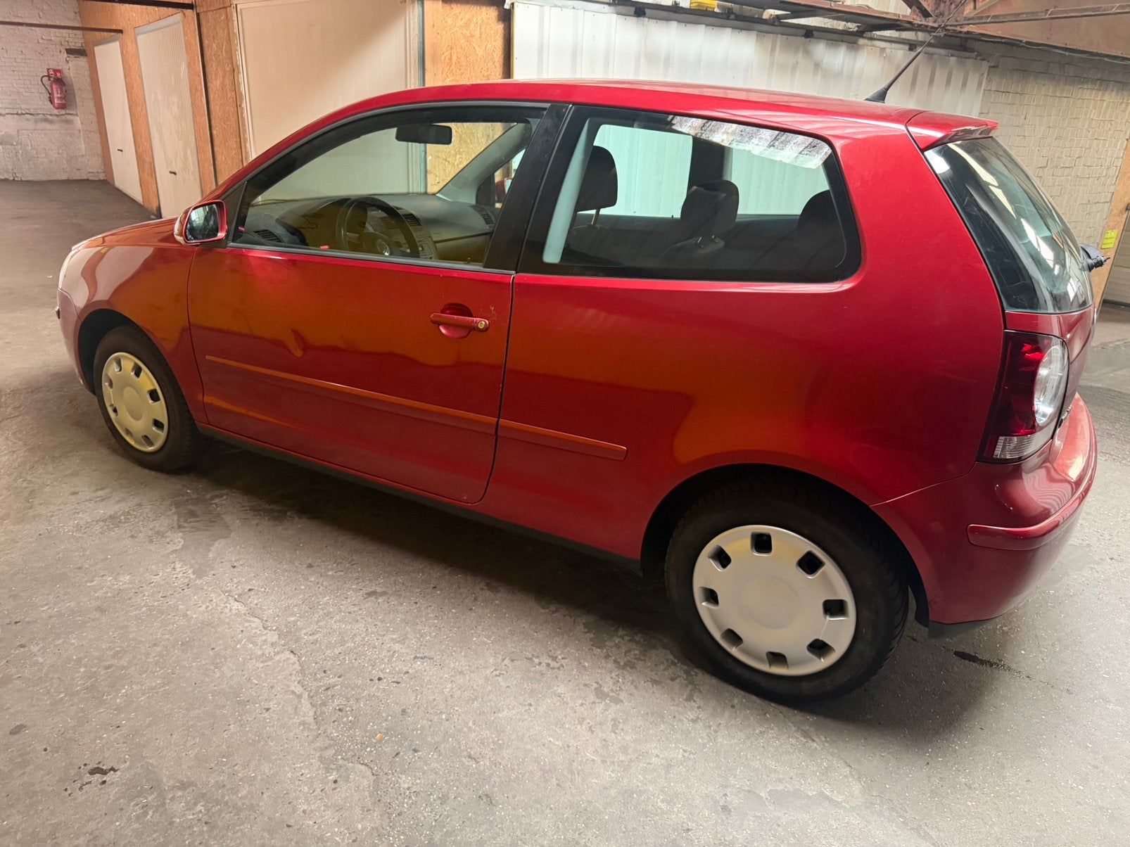Volkswagen Polo 1.4 Automaat • Airco. Gekeurd voor verkoop, Stof, 4 cilinders, 5 zetels, Grijs