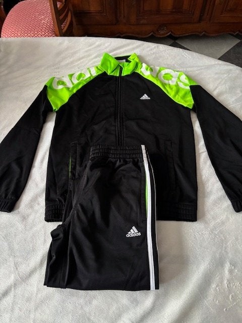 Training Adidas taille 11-12 ans / US = M / EUR 152, Comme neuf, Enlèvement, Vêtements de sport ou Maillots de bain, Adidas