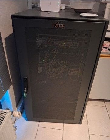 Fujitsu PRIMECENTER M1 24U serverbebay-kastrek, Computers en Software, Ophalen, Zo goed als nieuw, Glas, Geperforeerd