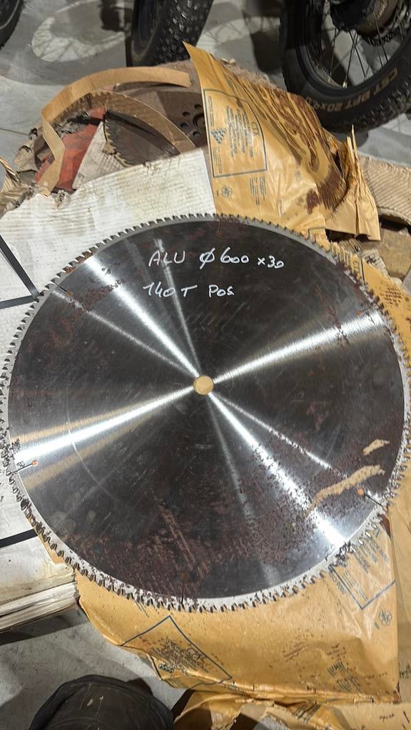 Zaagblad aluminium niet gebruikt dia 600mm asgat 30 mm 140 t, Doe-het-zelf en Bouw, Ophalen, Zo goed als nieuw